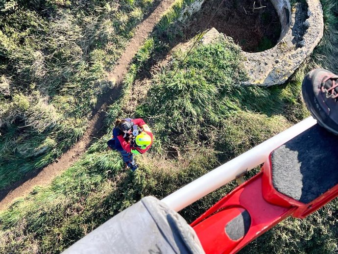 Rescate en helicóptero de una mujer con un tobillo roto  en el monte Tolio.