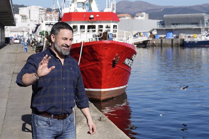 El líder de VOX, Santiago Abascal, visita el puerto de Ribeira, a 3 de febrero de 2024, en Ribeira, A Coruña, Galicia (España). El líder de VOX ha pasado una jornada junto a pescadores y mariscadores de Ribeira como parte de la campaña electoral del parti