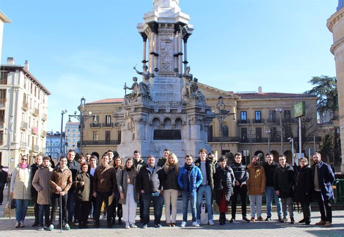 Representantes del PNV en Navara y de EGI Nafarroa junto al Monumento a los Fueros de Pamplona.