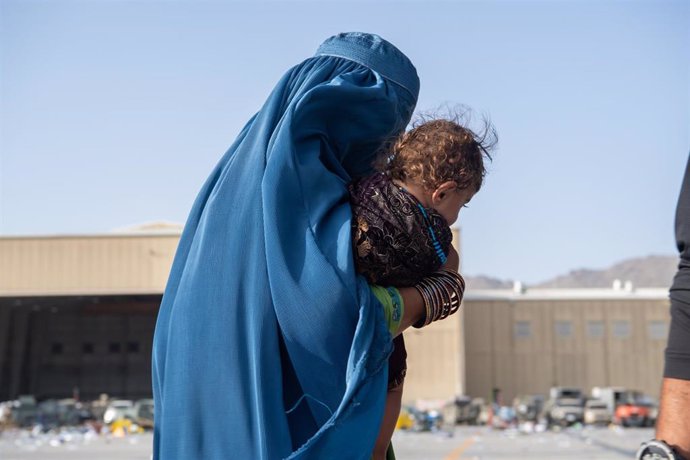 Archivo - Una mujer afgana con burka