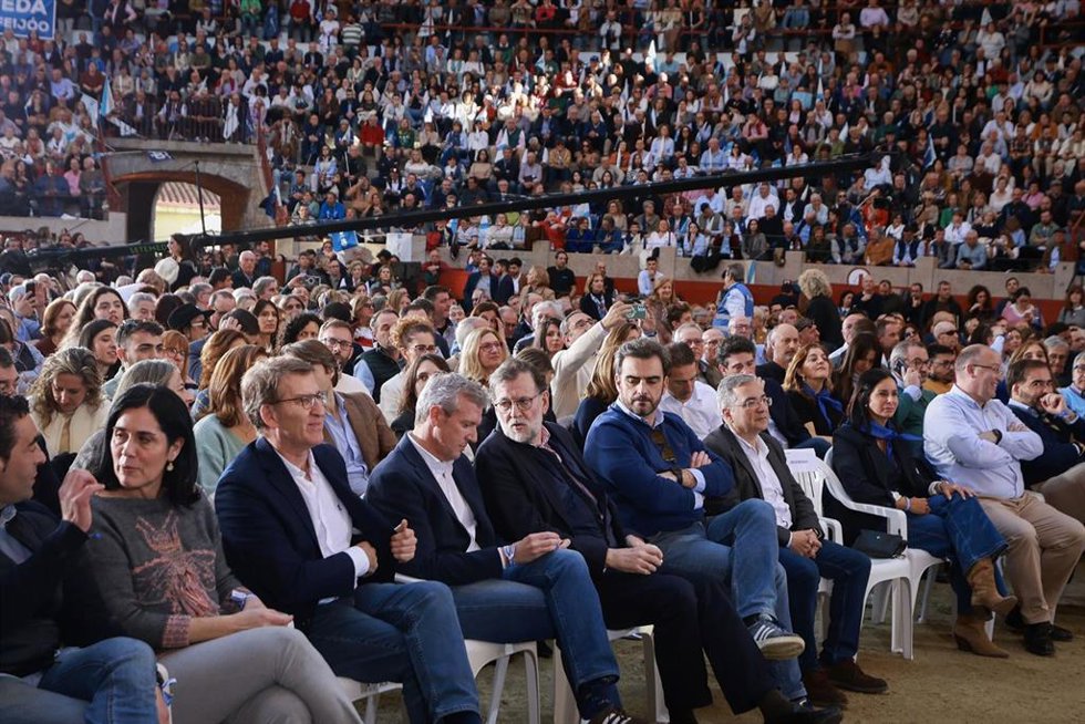 Feijóo, Rueda y Rajoy, entre otros dirigentes, en el mitin de la plaza de toros de Pontevedra.