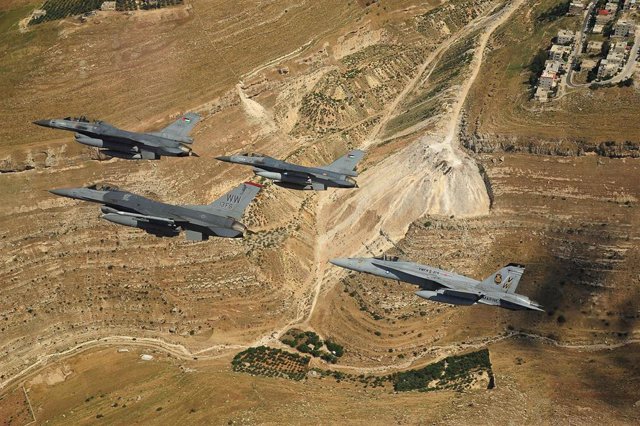 Archivo - Aviones de combate jordanos y estadounidenses en formación en una imagen de archivo