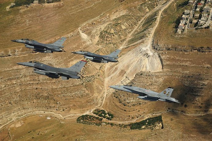 Archivo - May 11, 2014 - Wadi Rum, Jordan - U.S. and Royal Jordanian Air Force F-16 Fighting Falcons and a US Marine Corps F-18 Hornet fighter aircraft fly in formation over the outskirts of Amman during Exercise Eager Tiger May 13, 2014 in Jordan.