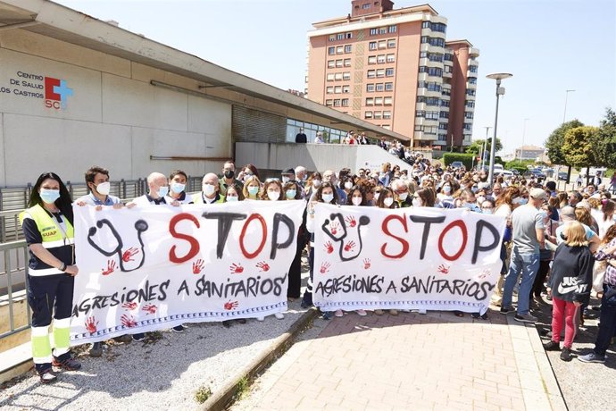 Archivo - Varias personas con una pancarta que reza 'Stop Agresiones a Sanitarios' se manifiestan en el centro de Salud Los Castros, en Santander.- Archivo