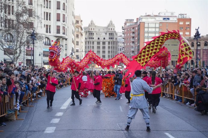 Decenas de personas durante la Cabalgata del Año Nuevo Chino, a 3 de febrero de 2024, en València