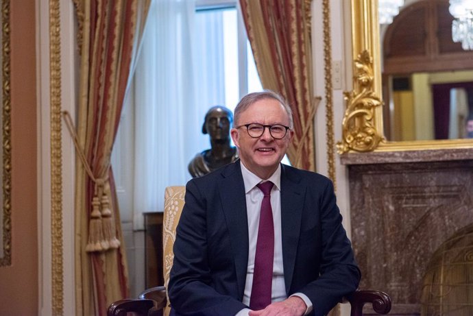 Archivo - October 26, 2023, Washington, District of Columbia, USA: Prime Minister of Australia Anthony Albanese talks with recently elected United States Representative Mike Johnson (Republican of Louisiana) in the Capitol on Wednesday, October 25, 2023, 