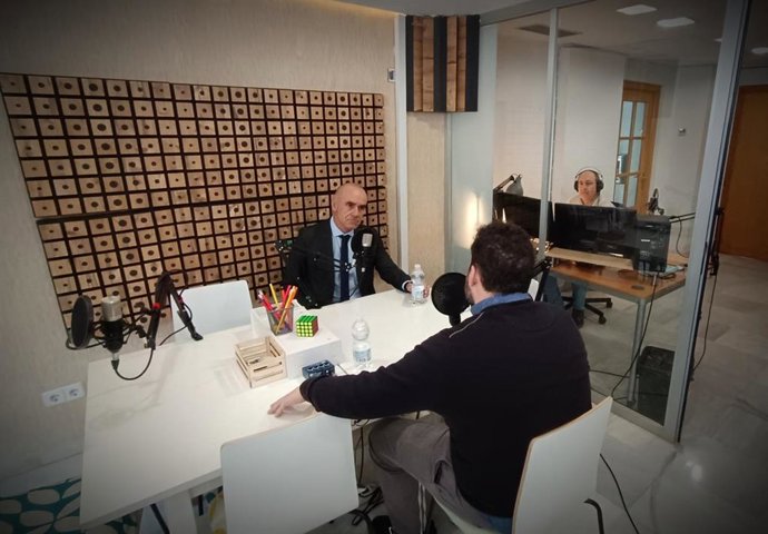 El portavoz del grupo municipal socialista en el Ayuntamiento de Sevilla lanza el podcast 'Estas cosas llevan tiempo'.