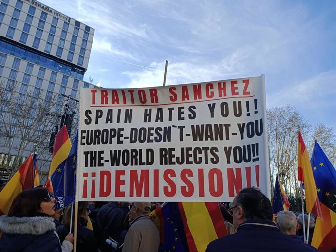 Pancarta en inglés con el mensaje 'Traidor Sánchez' durante la movilización del PP contra la amnistía y los pactos de Pedro Sánchez con los independentistas organizada por el PP en la Plaza de España de Madrid. En Madrid, 28 de enero de 2024.