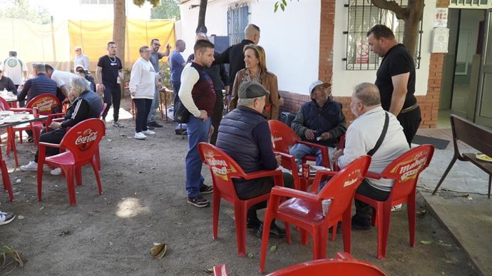 Según señalan los socialistas, los propios residentes, con la iniciativa de la asociación vecinal, quienes han limpiado el pozo, quitado ramas y desperdicios de su interior, y han conseguido agua del freático para que el parque