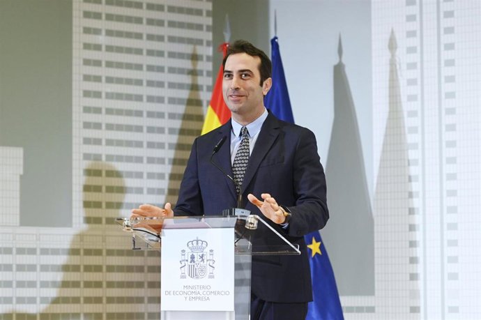 Archivo - El nuevo ministro de Economía, Comercio y Empresa, Carlos Cuerpo, interviene durante el acto de traspaso de la cartera de Economía, Comercio y Empresa, en el Ministerio de Economía, Comercio y Empresa, a 29 de diciembre de 2023, en Madrid (Esp