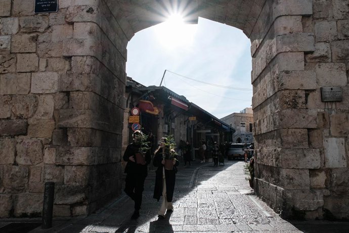 Archivo - December 20, 2023, Jerusalem, Israel: The Jerusalem Municipality and the Jewish National Fund distribute specially grown Arizona Cypress Christmas trees to the Christian population at the Old City's New Gate.