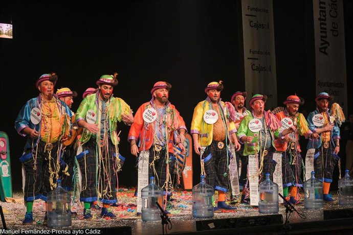 A chirigota Los exageraos sobre el escenario del Gran Teatro Falla