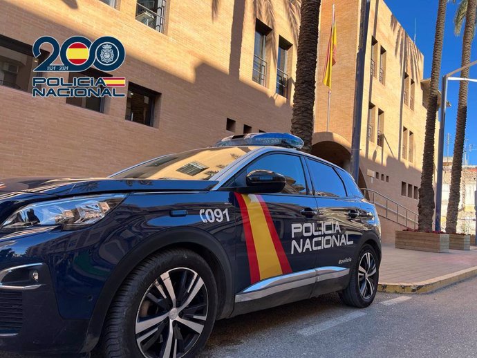 Detenido por repostar 12.000 euros de combustible a nombre de su empresa en su vehículo particular Vehículo de la Policía Nacional en imagen de archivo
