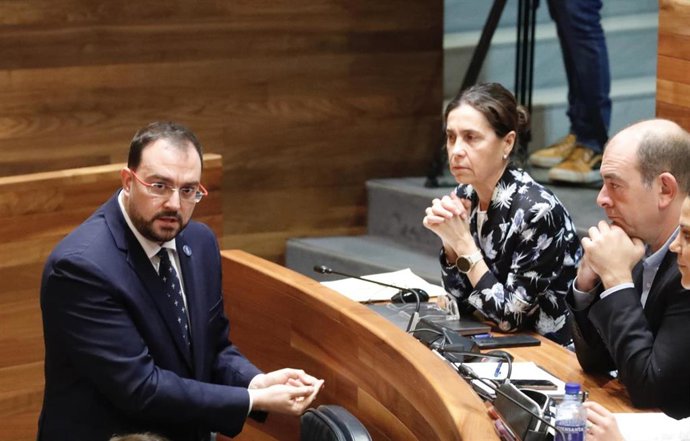 El presidente del Principado de Asturias, Adrián Barbón, durante una sesión parlamentaria.