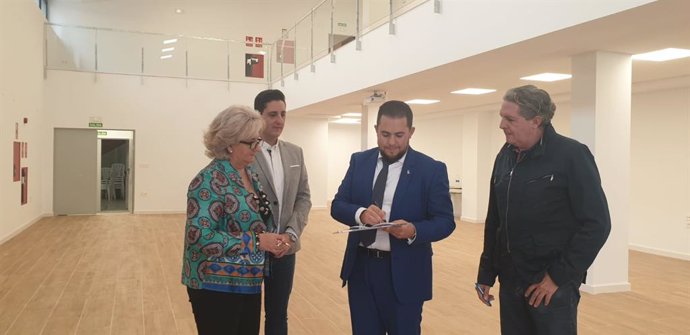 El diputado de Obras Públicas y Vivienda, José Ramón Jiménez, ha señalado en una visita a Vegas del Genil con la alcaldesa de la localidad la importancia de esta actuación.