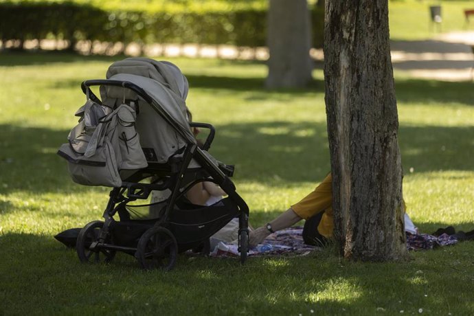 Archivo - Una familia en el parque de El Retiro, a 4 de julio de 2023, en Madrid (España).