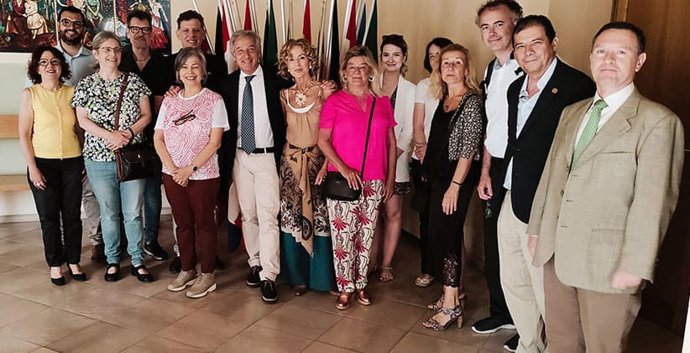 Carla Spinelli, Katalin Tardos, Monica Mc Britton, Fabio Police, Elena Robles, Miryam González, Milagro Martín, Michael Neumann, Alejandro Díaz, José Luis Arjona. (2 fila): Francesco Manta, Jorge Lebrón, Attilo Pisano, Aleksandra Nowak y Agnieszka Ziom