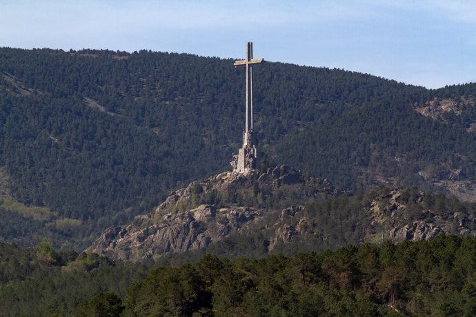 Archivo - La cruz del Valle de Cuelgamuros desde el embalse de La Jarosa,  a 21 de abril de 2023, en Guadarrama, Madrid (España).  El Gobierno exhumará los restos del fundador de La Falange, José Antonio Primo de Rivera, de la basílica del Valle de Cuel