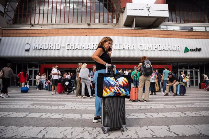 Archivo - Varias personas a las puertas de la estación del tren de Chamartín con motivo de la incidencia producida en un tren Alicante-Madrid Chamartín, en la estación de Chamartín, a 13 de octubre de 2023, en Madrid (España).