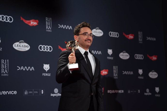 El director Juan Antonio Bayona posa tras recibir el Premio Feroz a Mejor Dirección de Película por La sociedad de la nieve durante la gala de la XI edición de los Premios Feroz.