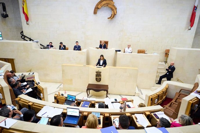 Archivo - Pleno del Parlamento de Cantabria. Imagen de archivo