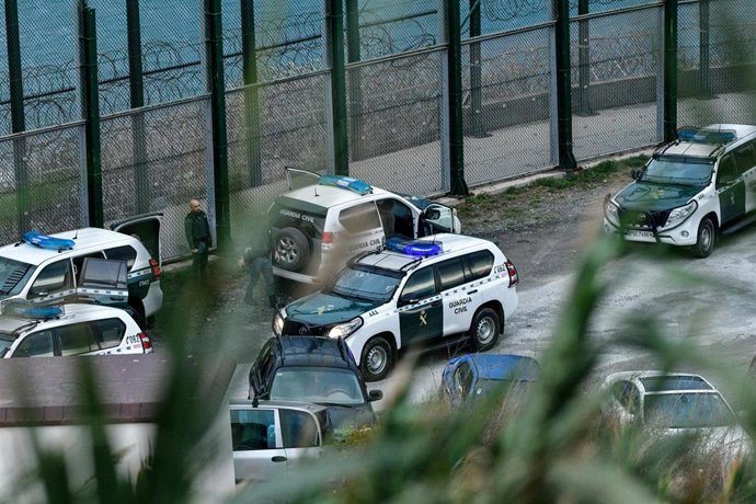 Archivo - Vehículos de la Guardia Civil vigilan el paso fronterizo de la barriada de Benzu tras un intento de salto de valla por alrededor de 200 migrantes, a 30 de octubre de 2023, en Ceuta (España). 