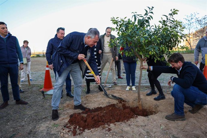 El alcalde de Sevilla entrega los huertos urbanos a los vecinos del distrito San Pablo-Santa Justa.