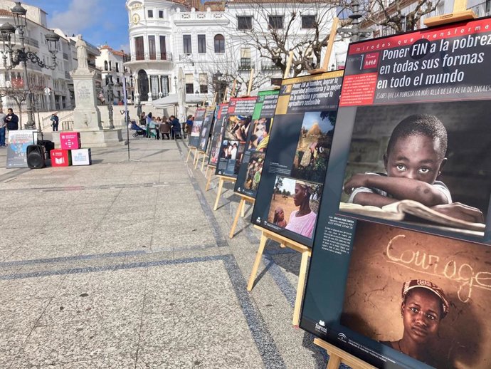 Exposición de carteles en Huelva como parte del proyecto 'Yo Soy Cooperación', impulsado por la Diputación de Huelva y la Asociación Encuentros del Sur.