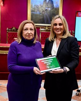 Imagen de la alcaldesa de Granada, Marifrán Carazo, (derecha) y la concejala de Economía, Hacienda y Contratación, María Rosario Pallarés (izquierda) durante la aprobación de los presupeustos de 2024.