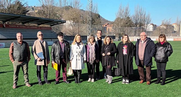 La consejera de Educación, Lydia Espina, visita el campo de fútbol de 'Los Llerones' en Langreo con motivo de  la sustitución del césped sintético.