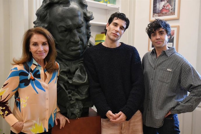 (I-D) La cantante Ana Belén y los directores de cine y guionistas Javier Calvo y Javier Ambrossi posan tras una entrevista para Europa Press, en la sede de la Academia de Cine, a 30 de enero de 2024, en Madrid (España). Los Premios Goya 2024, que se cel