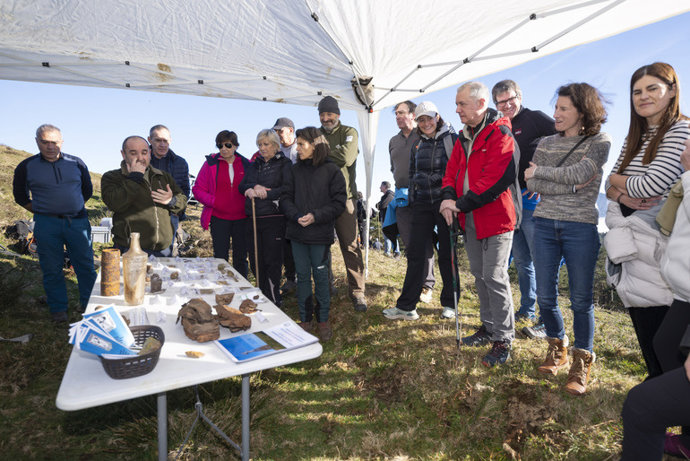 El lehendakari, Iñigo Urkullu, y la consejera de Igualdad, Justicia y Políticas Sociales, Nerea Melgosa, presencian las labores de exhumación en el monte Saibigain.
