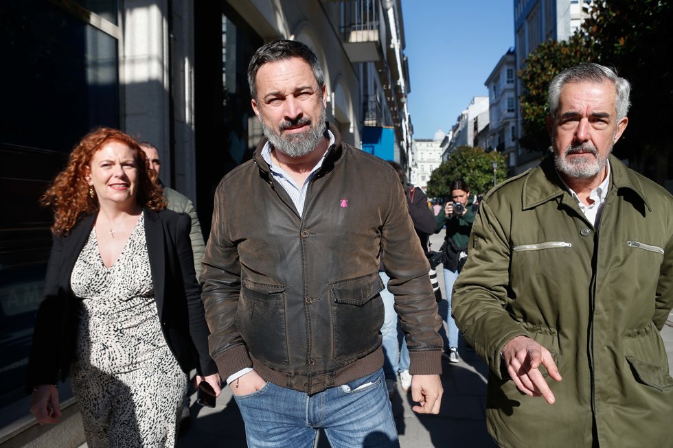 (I-D) La candidata de VOX en Lugo, Sonia Teijeiro, el líder de VOX, Santiago Abascal, y el candidato a la Presidencia de la Xunta de Galicia y cabeza de lista de VOX por Pontevedra, Álvaro Díaz-Mella, a su llegada a un acto de campaña de VOX, en el