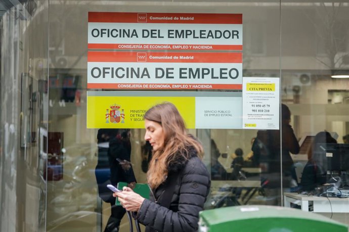 Archivo - Una mujer pasea junto a una Oficina de Empleo de Madrid (España), a 10 de febrero de 2020.