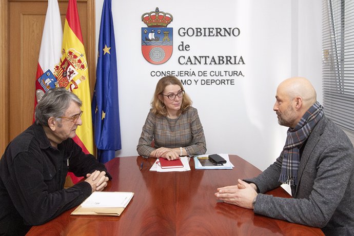 La consejera de Cultura, Turismo y Deporte, Eva Guillermina Fernández, se reúne con el alcalde de Puente Viesgo, Óscar Villegas.