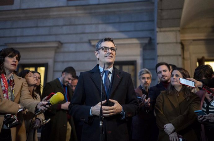 El ministro de la Presidencia, Relaciones con las Cortes y Justicia, Félix Bolaños, realiza unas declaraciones a la prensa, tras una sesión plenaria, en el Congreso de los Diputados, a 30 de enero de 2024, en Madrid (España). El Pleno del Congreso celeb