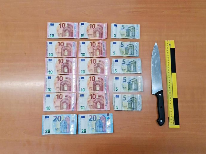 La Guardia Civil de Gran Canaria detuvo ayer sábado a un hombre de 44 años con antecedentes policiales por la presunta autoría de dos delitos de robo con violencia e intimidación cometidos en pequeños comercios ubicados en una zona próxima a Vecindario