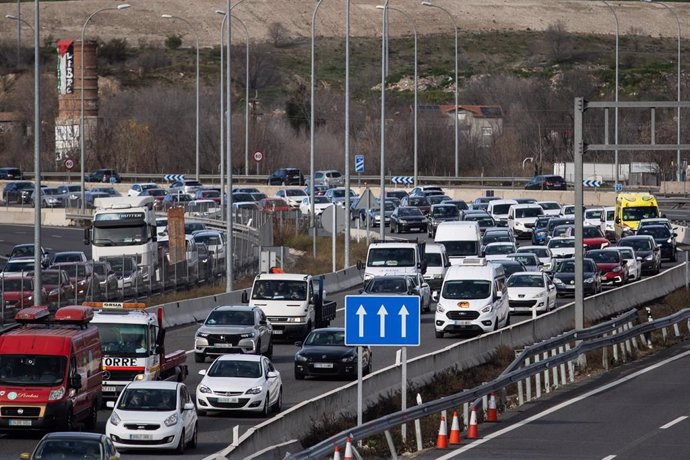 Decenas de vehículos, a 5 de enero de 2024, en Madrid (España).