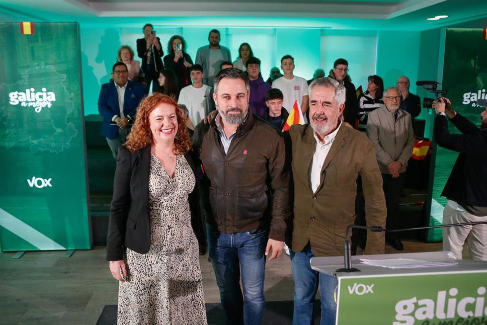El líder de VOX, Santiago Abascal, y el candidato a la Presidencia de la Xunta de Galicia, Álvaro Díaz-Mella, durante un acto de campaña de VOX, en el hotel Méndez Núñez, a 4 de febrero de 2024, en Lugo, Galicia (España).