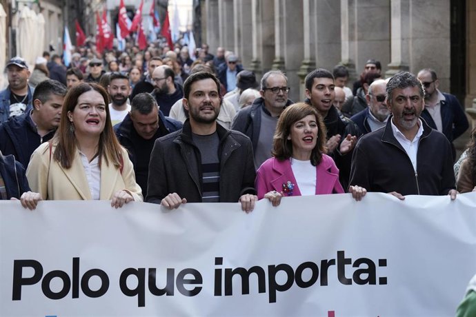 La candidata de Sumar Galicia a la Xunta de Galicia, Marta Lois (2d), durante una manifestación en defensa de la sanidad pública, en el parque de la Alameda, a 4 de febrero de 2024, en Santiago de Compostela, A Coruña, Galicia (España). La plataforma SO