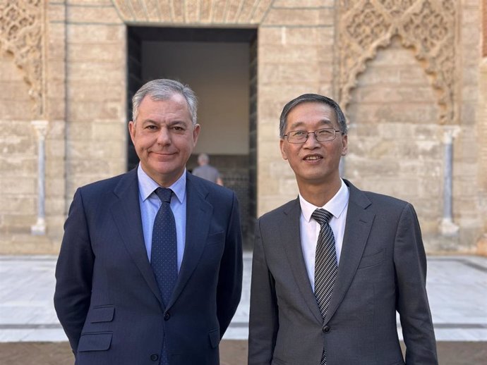 El alcalde de Sevilla, José Luis Sanz, junto al embajador de la República Popular de China en España, Yao Jing.