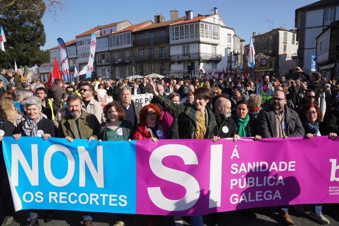 La candidata del BNG a la Presidencia de la Xunta de Galicia, Ana Pontón (c), durante una manifestación en defensa de la sanidad pública, en el parque de la Alameda, a 4 de febrero de 2024, en Santiago de Compostela, A Coruña, Galicia (España). La plata