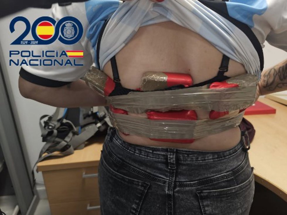 La Policía Nacional ha detenido a una ciudadana argentina en el aeropuerto de Melilla, cuando pretendía trasladarse en avión a Málaga, que portaba 15 placas de hachís adheridas al cuerpo con cinta adhesiva, con un peso superior a los 1.500 gramos.