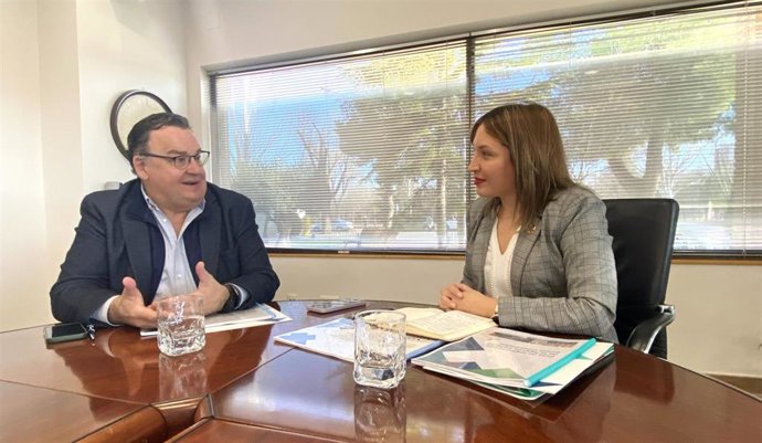 Reunión de la senadora por Albacete Amparo Torres con el presidente de la Confederación Española de Áreas Empresariales (CEDAES), Santos Prieto.