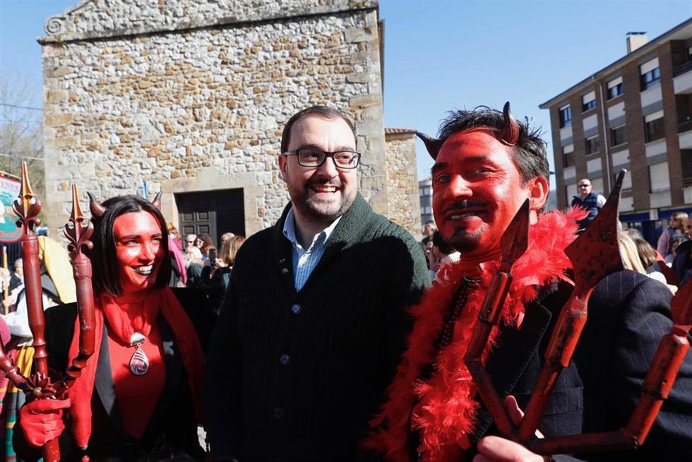 El presidente del Principado de Asturias, Adrián Barbón, en el Domingu de sidros y comedies.