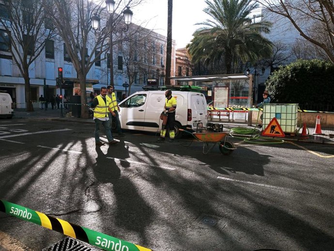 Comienzan los cortes de tráfico en la Plaza del Duque y calles aledañas por reasfaltado de la calzada.