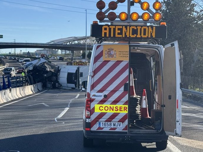 Un camión vuelca en la A1 en San Agustín de Guadalix y colisiona con un vehículo, dejando un herido grave.