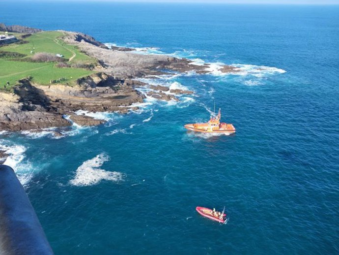 Aparece un cuerpo flotando a 30 metros de la costa de Castro Urdiales