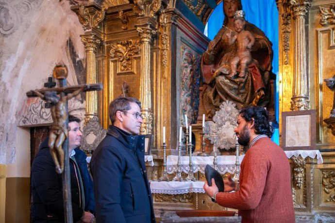 Capellán visita las obras de mejora realizadas en parte del patrimonio artístico de Ezcaray y Zaldierna