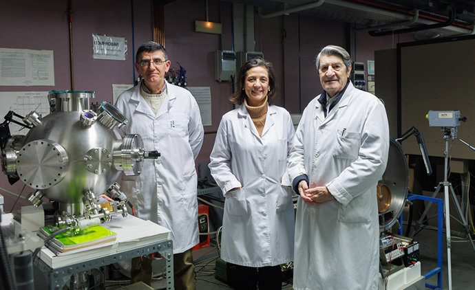De izq. A dcha.: Los investigadores José Vergara, Cristina Favieres y Vicente Madurga posan en uno de los laboratorios de física de la UPNA.